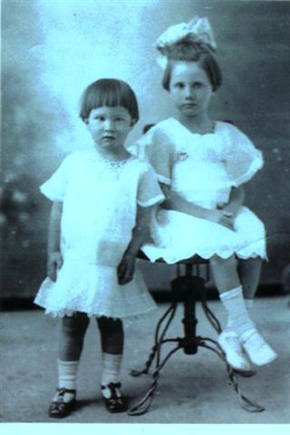 Lillian and Earla Teter, c. 1920 (24K)